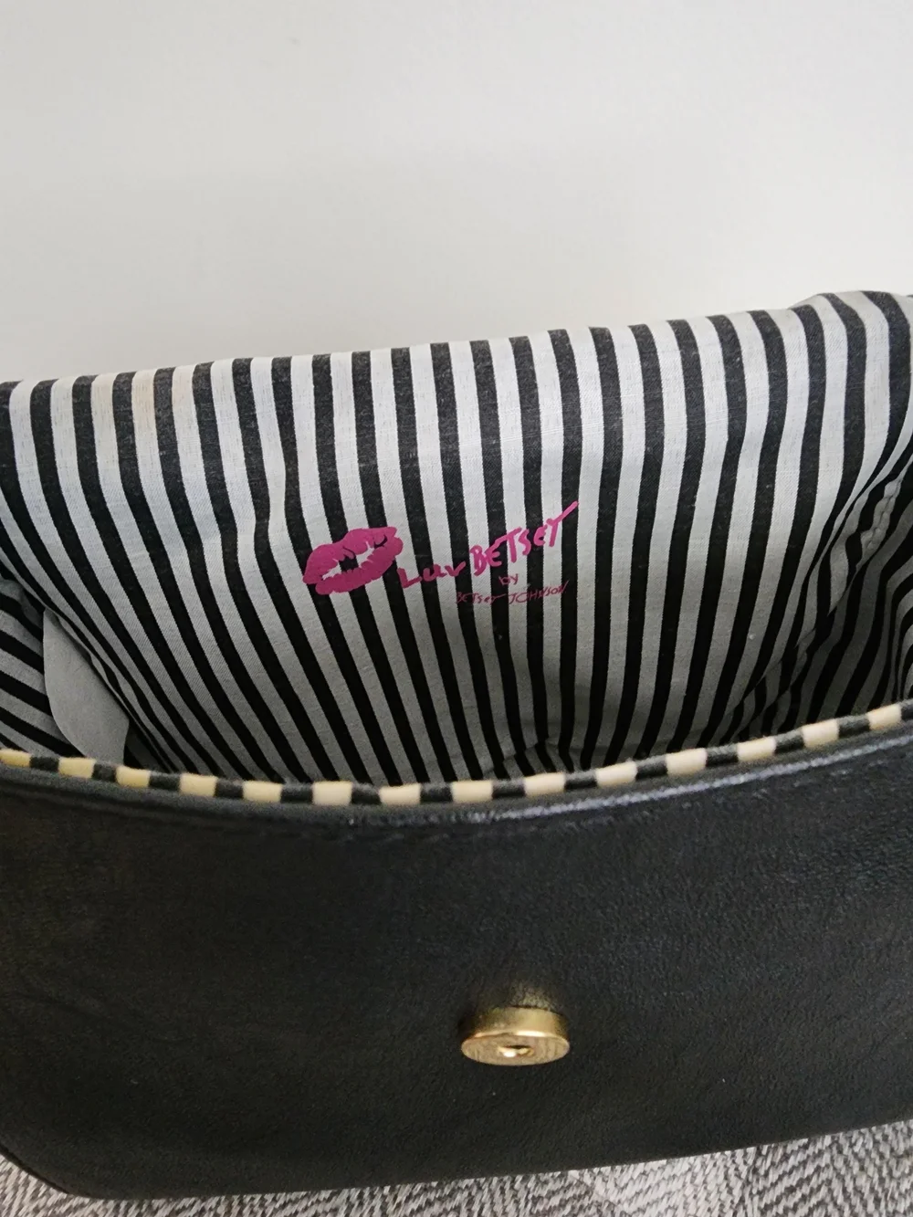 EUC Luv Betsey by Betsey Johnson Black crossbody Bag w/offwhite glitter bow